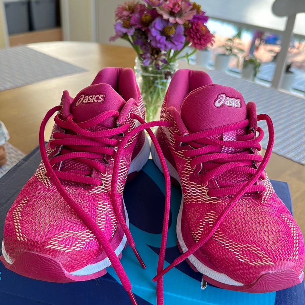 Womens Asics GT-2000 8 in Rose Gold sz 61/2
